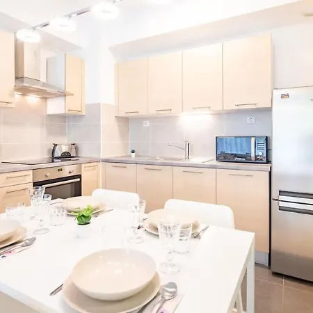 Modern And Sunny With Balcony Apartament *