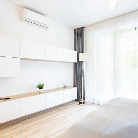 Modern And Sunny With Balcony Daire